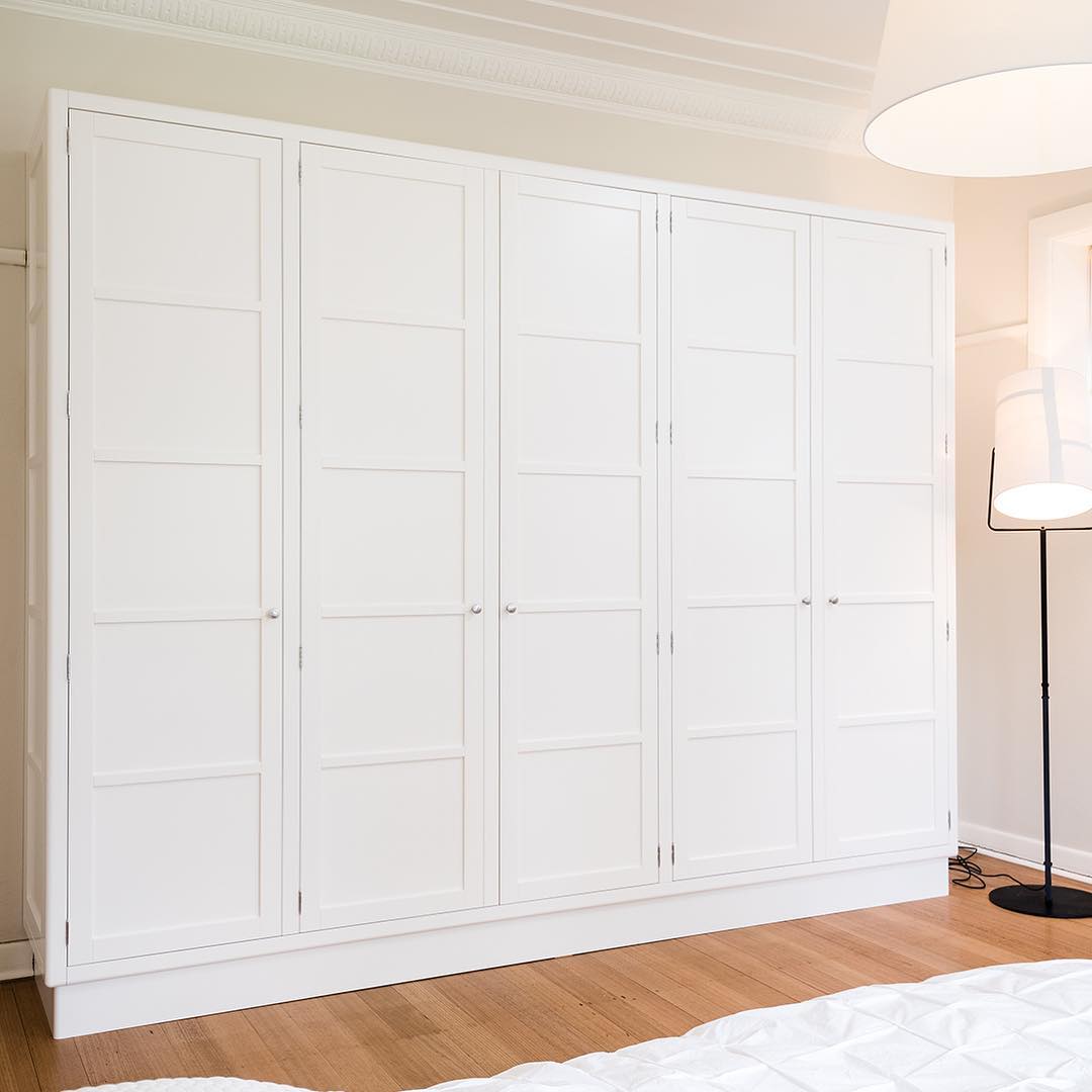 A simple freestanding robe becomes the star of the room. With face frame construction, exposed hinges, multiple recessed panels with our Hampton profile. Spray painted finish and brushed chrome knobs complete the fresh, clean look.
